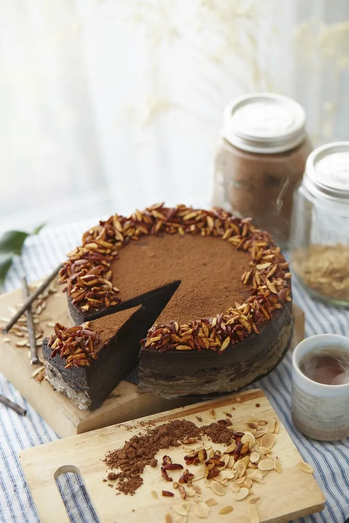 Bolo de chocolate fatiado sobre uma tábua, numa cozinha de casa.