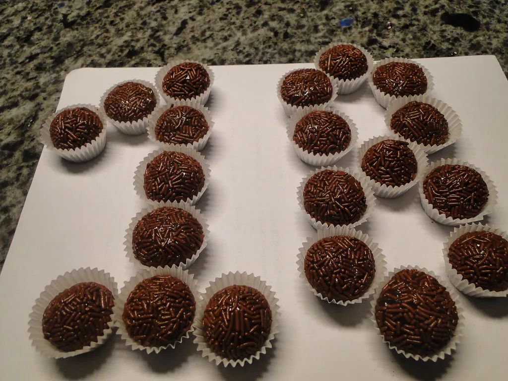 Brigadeiros com granulado em forminhas de papel.